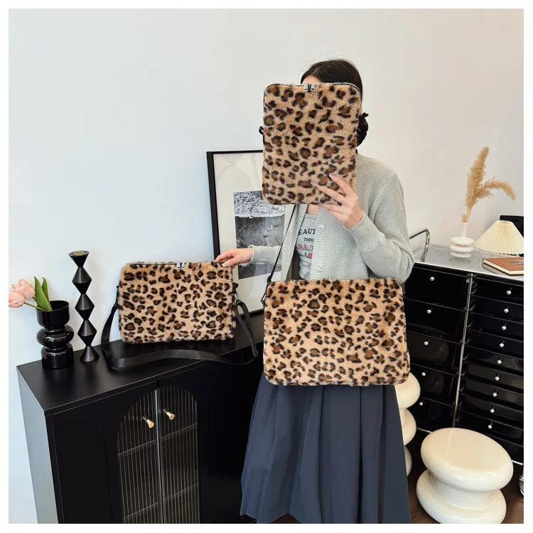 Housse ordinateur en peluche léopard
