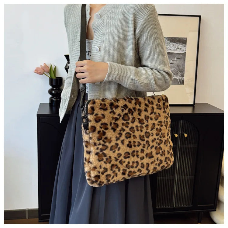 Pochette ordinateur léopard avec fourrure