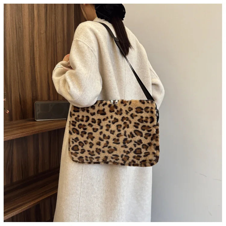Pochette ordinateur léopard avec fourrure