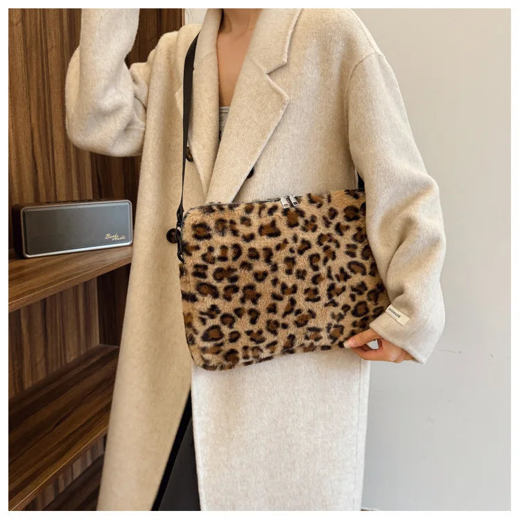 Pochette ordinateur léopard avec fourrure