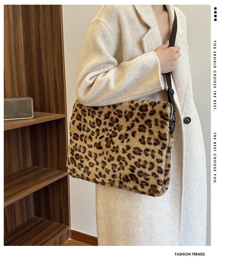 Pochette ordinateur léopard avec fourrure