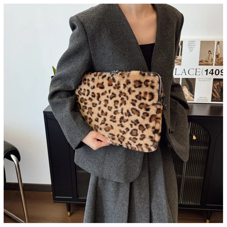 Pochette ordinateur léopard avec fourrure